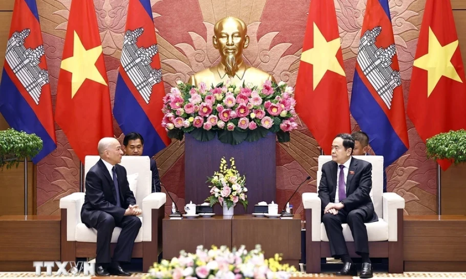 El presidente de la Asamblea Nacional, Tran Thanh Man, se reúne con el rey de Camboya, Norodom Sihamoni