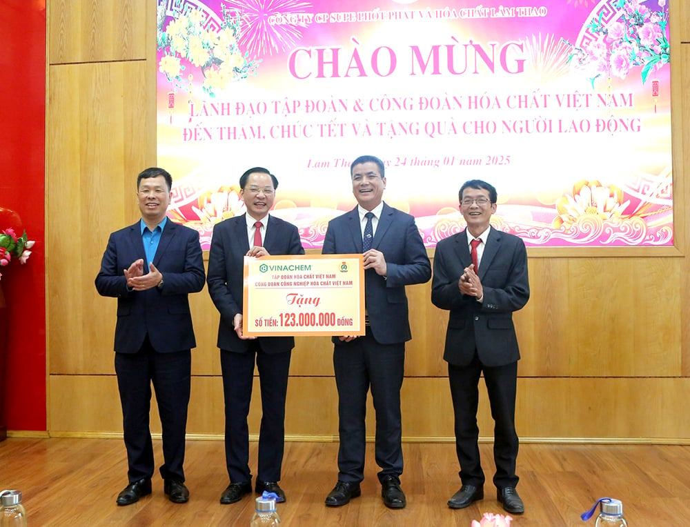 Tập đoàn Hoá chất Việt Nam thăm, chúc Tết và tặng quà cho người lao động Công ty Cổ phần Supe Phốt phát và Hoá chất Lâm Thao