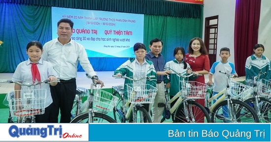 Journal Quang Tri - Fonds Thien Tam : Don de 30 vélos aux élèves de l'école secondaire Phan Dinh Phung