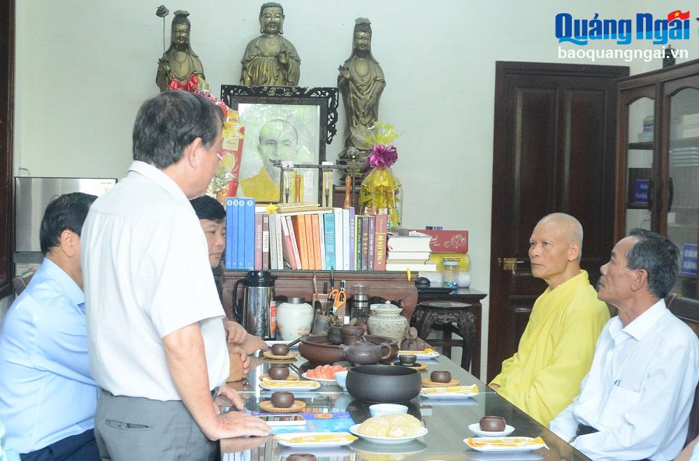 La délégation a visité et félicité le Très Vénérable Thich Thong Hoi - Membre du Conseil exécutif de la Sangha bouddhiste du Vietnam, Chef du Comité exécutif de la Sangha bouddhiste du Vietnam dans la province, à la pagode Tu Quang, quartier de Tran Phu (ville de Quang Ngai).