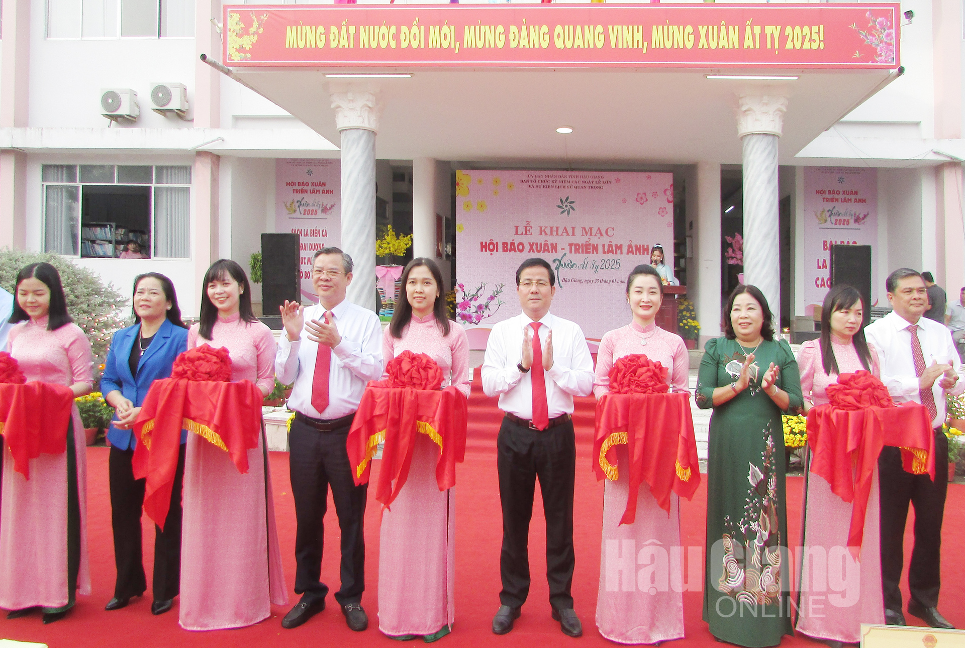 Hau Giang recibió el premio de prensa de construcción y organizó la ceremonia de apertura de la conferencia de prensa de primavera de 2025, foto 2