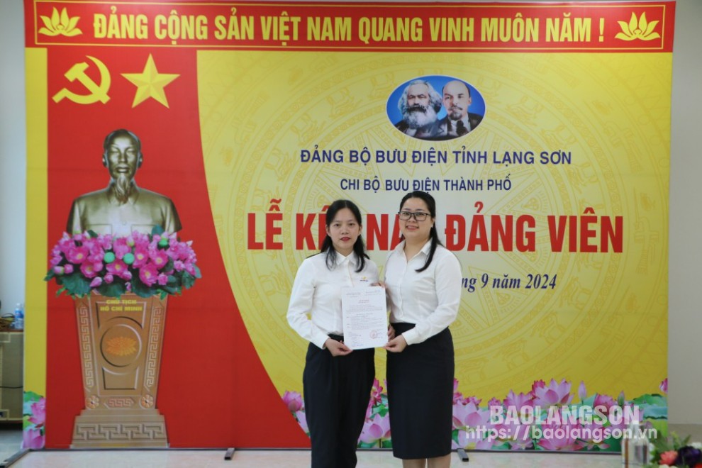 ตัวแทนคณะกรรมการพรรคประจำที่ทำการไปรษณีย์เมือง (ขวา) นำเสนอผลการตัดสินใจรับสมาชิกพรรคคนใหม่