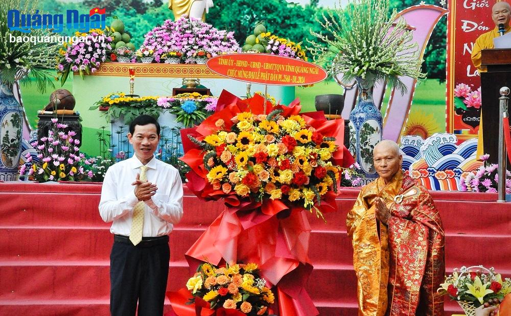 Trưởng ban Dân vận Tỉnh ủy, Chủ tịch Ủy ban MTTQ Việt Nam tỉnh Võ Thanh An tặng hoa, chúc mừng Đại lễ Phật đản Phật lịch 2568.