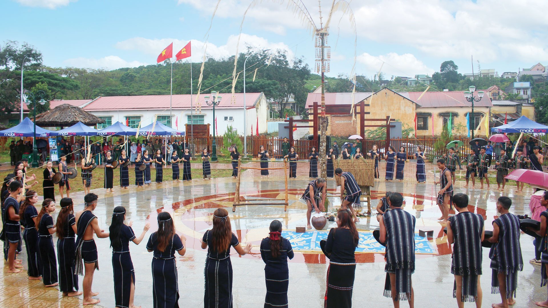 Reenacting ບຸນກິນຄວາຍ ເພື່ອສະເຫຼີມສະຫຼອງເຂົ້າໃໝ່ (Nho Lib Bong of KHo)