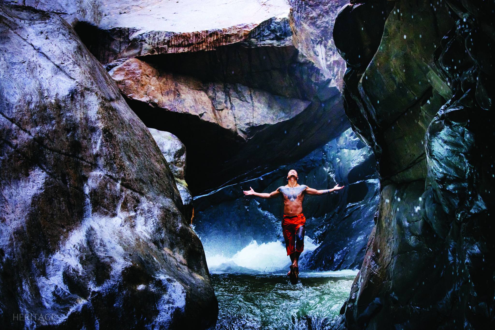 Cela pourrait être une photo d’une personne et d’une cascade.