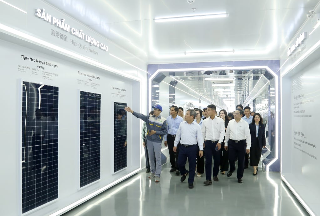 Đồng chí Bí thư Tỉnh ủy tham quan nhà máy Jinko Solar tại KCN Amata Sông Khoai.