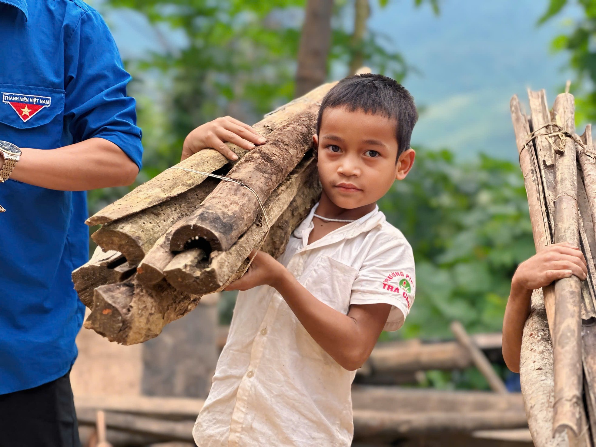 យុវជន​ធ្វើ​ដំណើរ​រាប់​រយ​គីឡូម៉ែត្រ​ដើម្បី​ផ្តល់​សម្លៀក​បំពាក់​កក់ក្តៅ ភួយ អាវ​ភ្លៀង ស្បែកជើង... ដល់​សិស្សានុសិស្ស​នៅ​តំបន់​ភ្នំ រូបថត ១០
