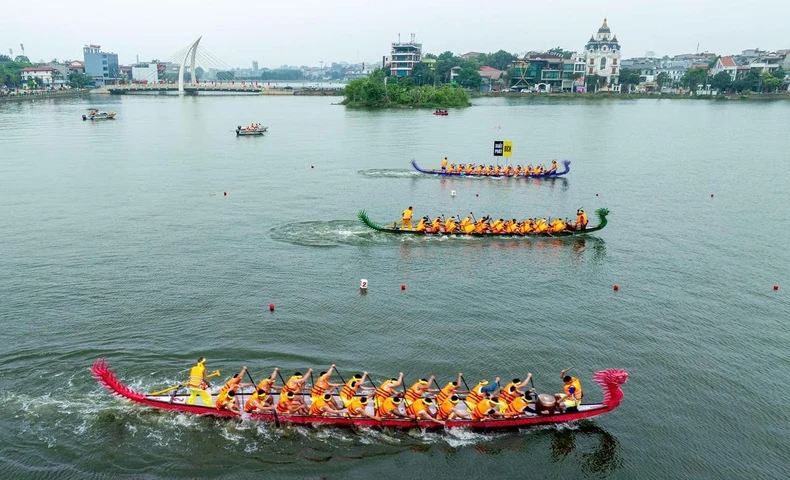 270 Athleten treten im Rudern auf dem Van Lang Park Lake an. Foto 1