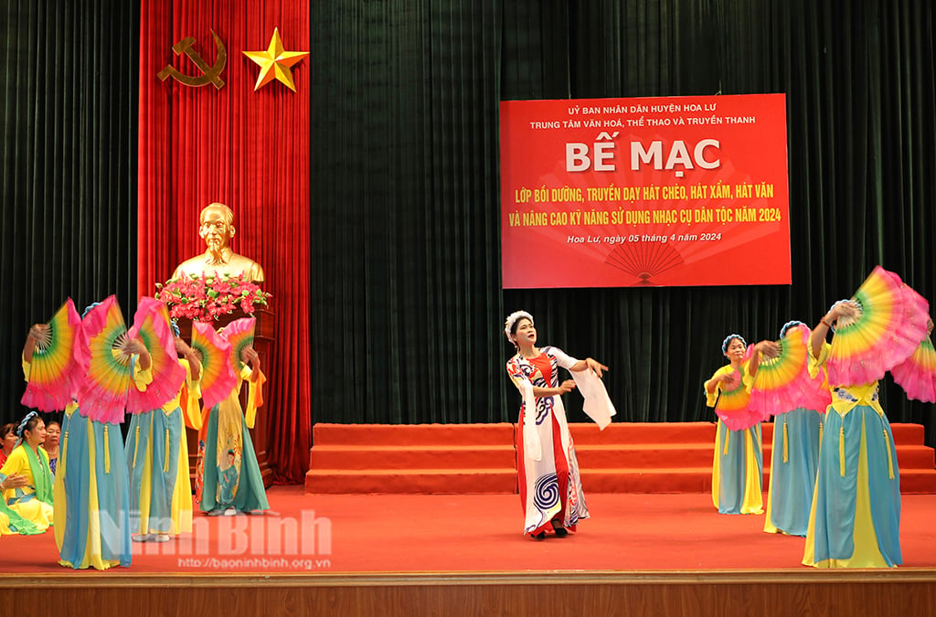 Hoa Lu closes training class on teaching Cheo singing, Xam singing, Van singing and improving skills in using traditional musical instruments