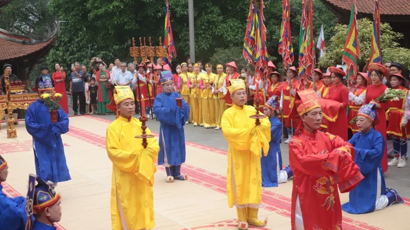 Realizando rituales en el aniversario de la muerte del antepasado nacional Lac Long Quan.