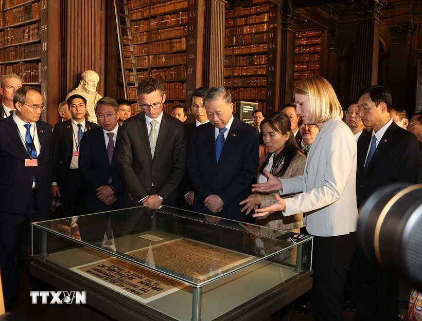 Generalsekretär und Präsident To Lam besuchte die Alte Bibliothek und hörte eine Einführung zur „Irischen Unabhängigkeitserklärung von 1916“ und zur Harfe (Symbol Irlands). (Foto: Tri Dung/VNA)