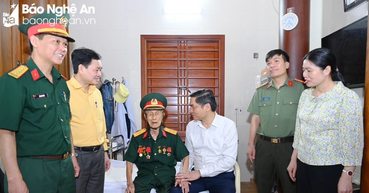 Deputy Secretary of the Provincial Party Committee Hoang Nghia Hieu visited and presented gifts to Dien Bien soldiers in Dien Chau district and Vinh city.