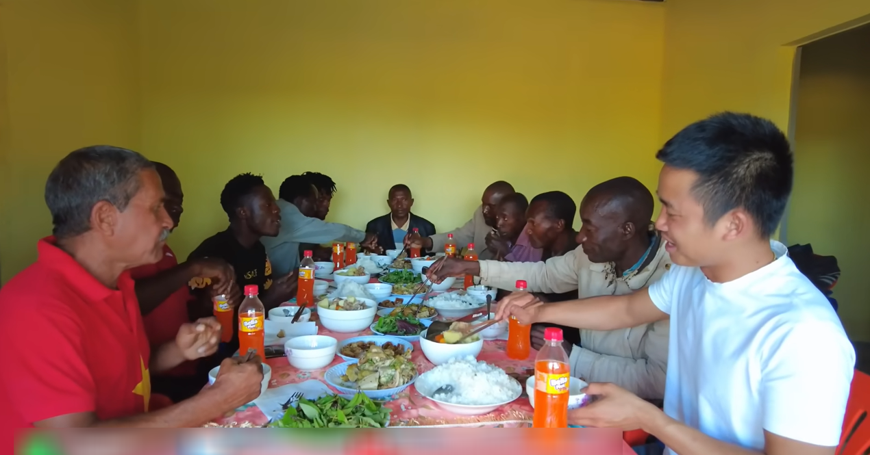 Los africanos comen por primera vez un banquete al estilo vietnamita y elogian el pollo hervido y los rollitos de primavera