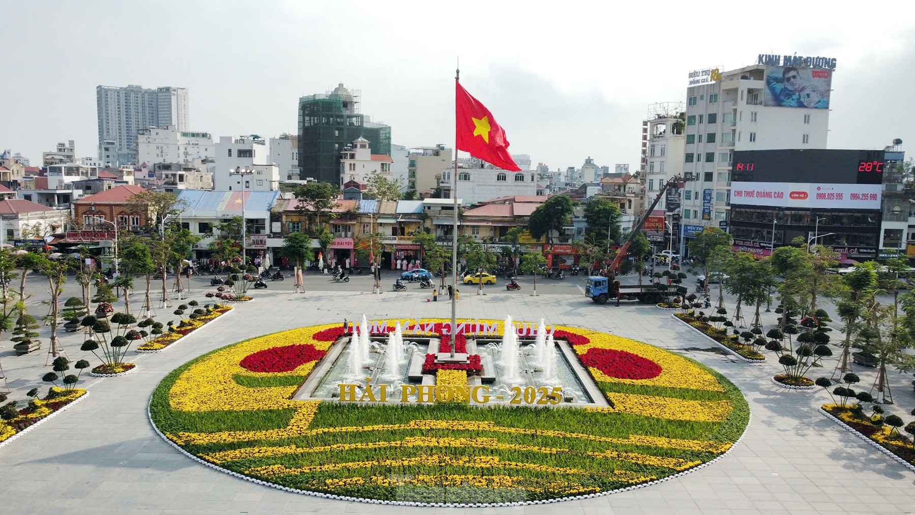 Người Hải Phòng check-in vườn hoa trung tâm cận Tết ảnh 3