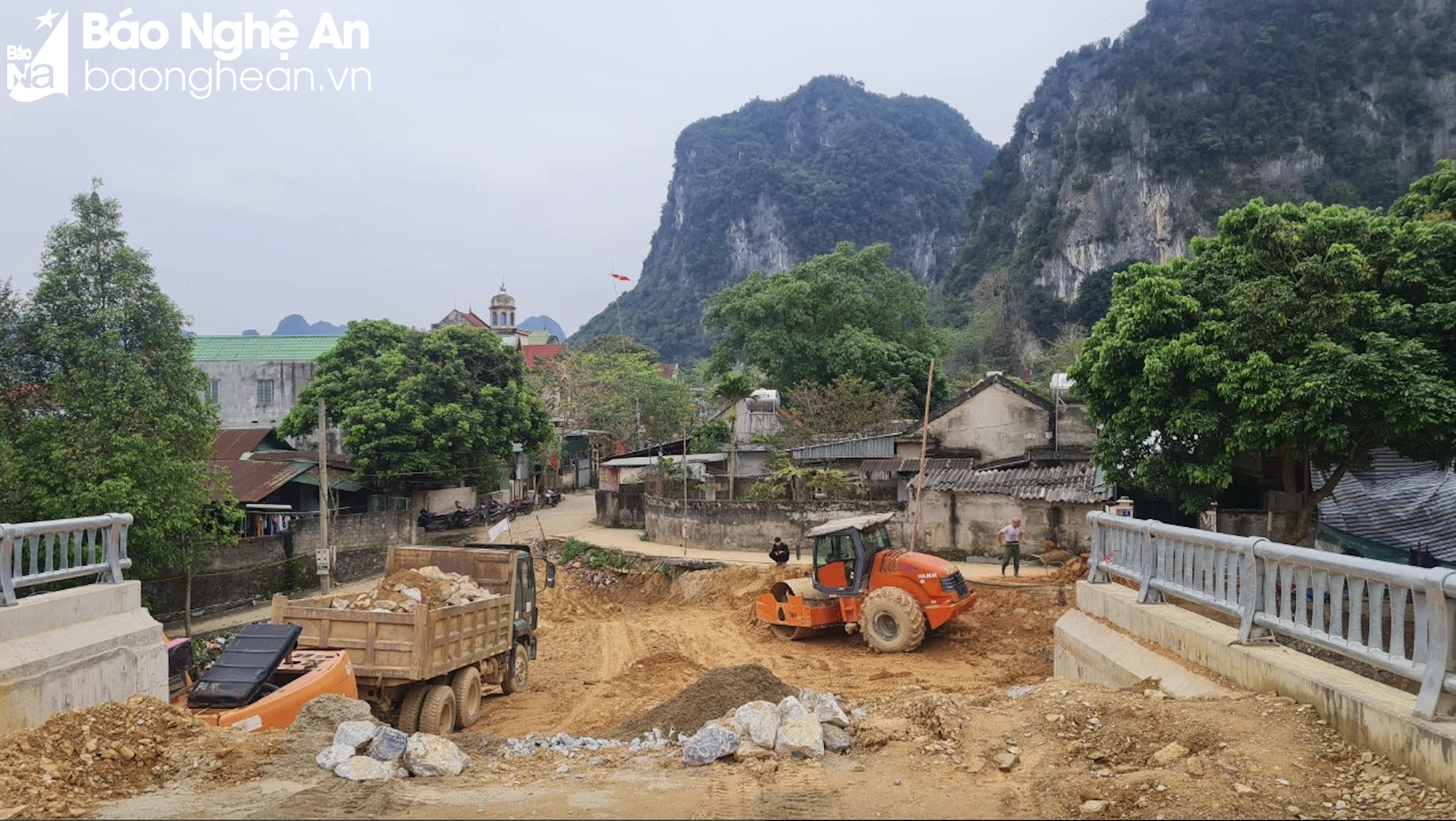 bna_Thi công phần đường dẫn lên cầu Thanh Nam nối Thị trán Con Cuông và các xã tả ngạn sông Lam.png