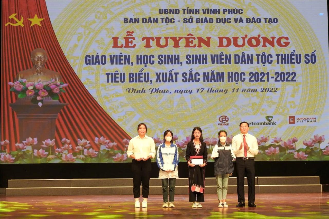 Ông Hoàng Anh, Phó trưởng Ban Phụ trách Ban Dân tộc tỉnh Vĩnh Phúc trao quà cho các em học sinh, sinh viên DTTS xuất sắc tiêu biểu năm học 2021-2022