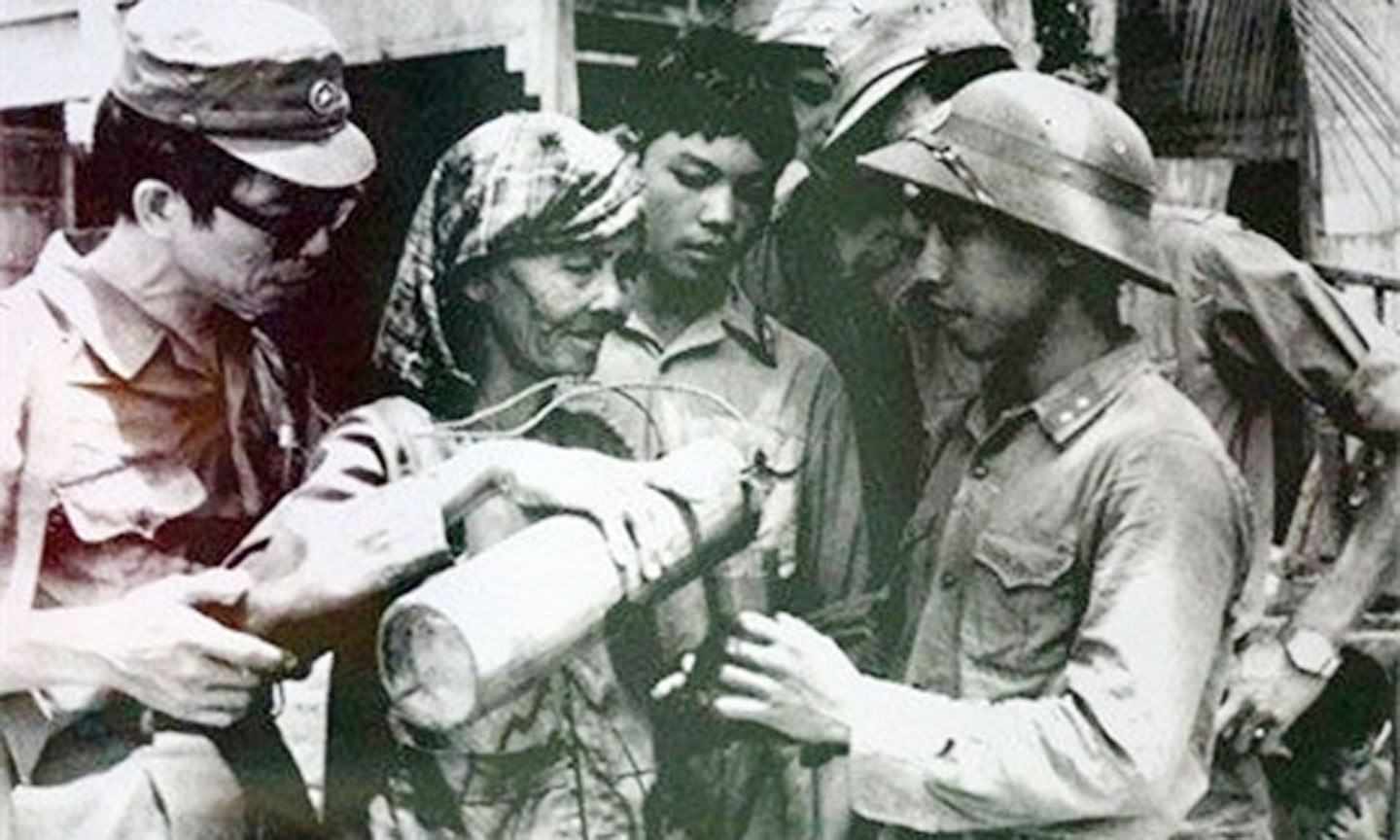 Une mère cambodgienne verse de l'eau aux soldats vietnamiens du QTN. Photo : document