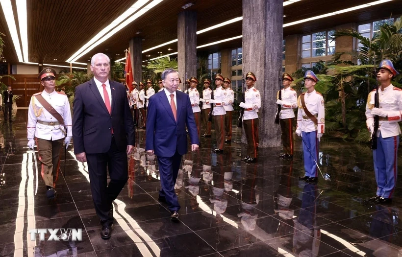 Generalsekretär und Präsident To Lam und Erster Sekretär der Kommunistischen Partei Kubas und Präsident Kubas Miguel Diaz Canel Bermudez gehen die Ehrengarde ab. (Foto: Lam Khanh/VNA)