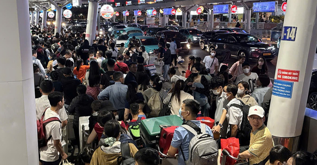 Der Flughafen Tan Son Nhat ist voll mit Passagieren, die herumstehen, sitzen und liegen, es gibt endlose Warteschlangen.