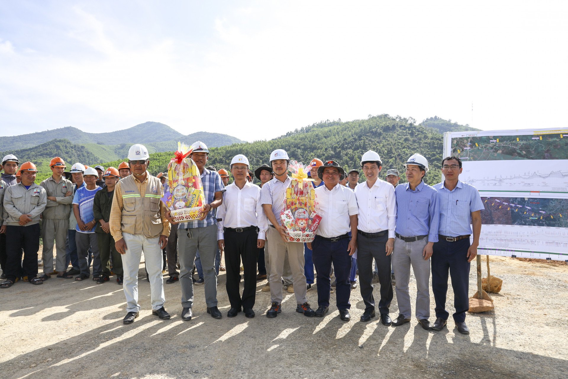 Le camarade Tran Hoa Nam a offert des cadeaux aux entrepreneurs du bâtiment.