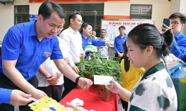 Quận Ngô Quyền (Hải Phòng) triển khai chương trình “Đổi rác lấy cây”