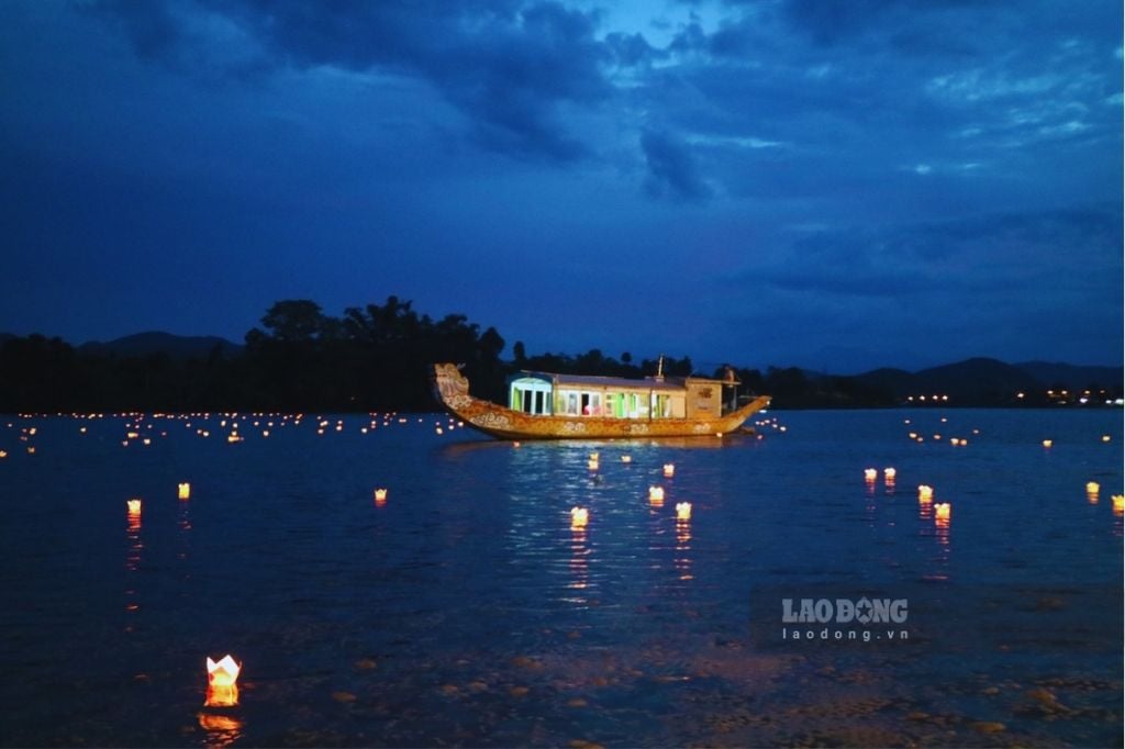 View “triệu đô” khi thưởng thức tào phớ sông Hương. Ảnh: Ngọc Linh