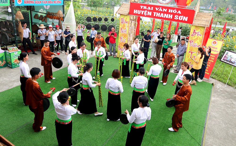 Vận động Nhân dân tham gia bảo tồn, phát huy giá trị văn hóa truyền thống, góp phần xây dựng tỉnh giàu đẹp, văn minh