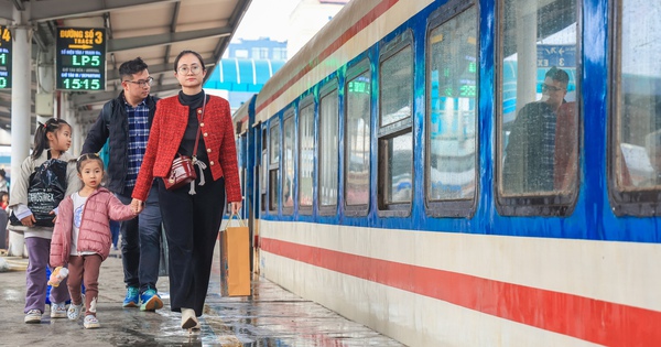 วันสุดท้ายก่อนวันหยุดเทศกาลเต๊ต สถานีรถไฟฮานอยอากาศแจ่มใสอย่างน่าประหลาดใจ