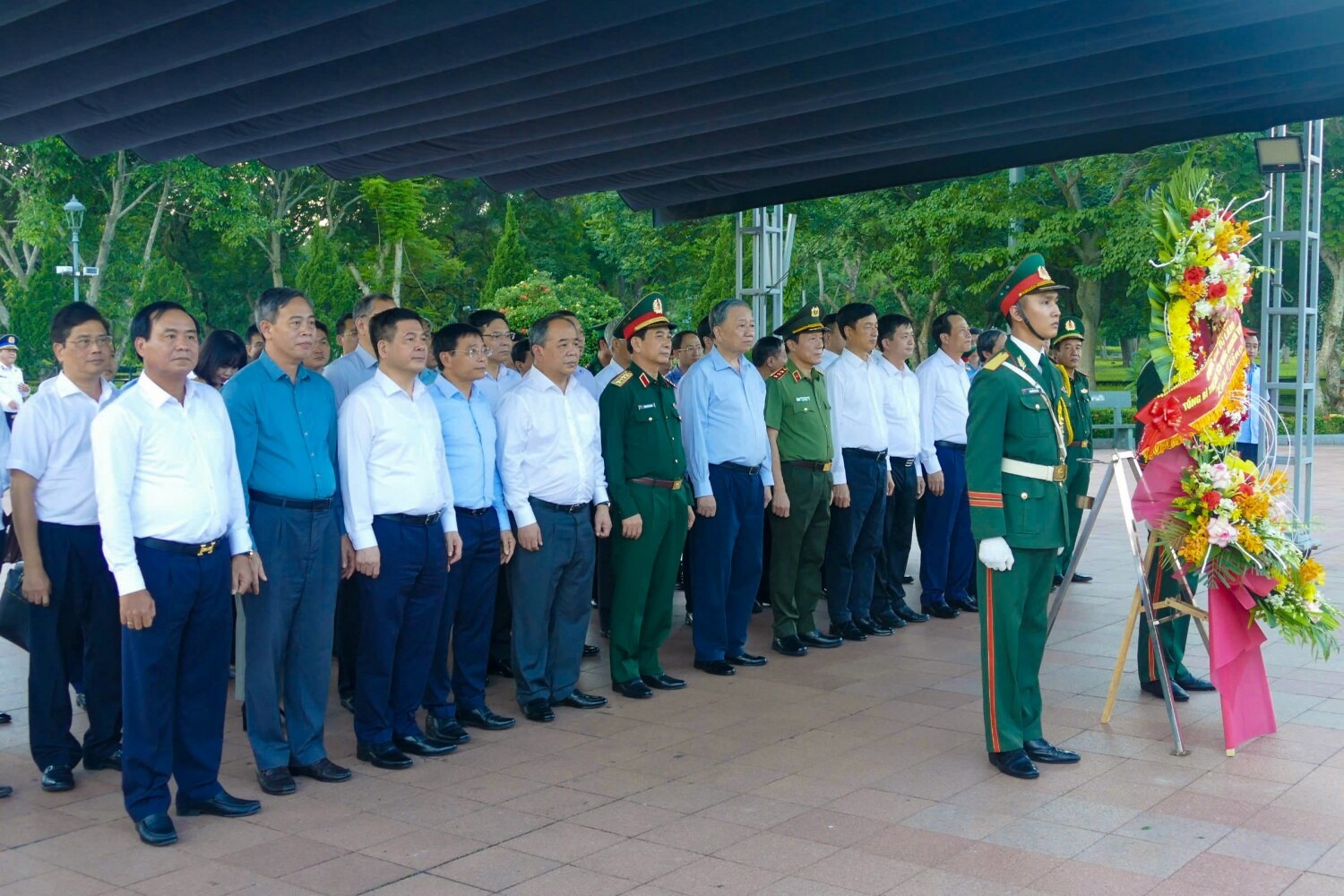 Tổng Bí thư, Chủ tịch nước Tô Lâm dâng hương tưởng niệm các anh hùng liệt sĩ tại Quảng Trị