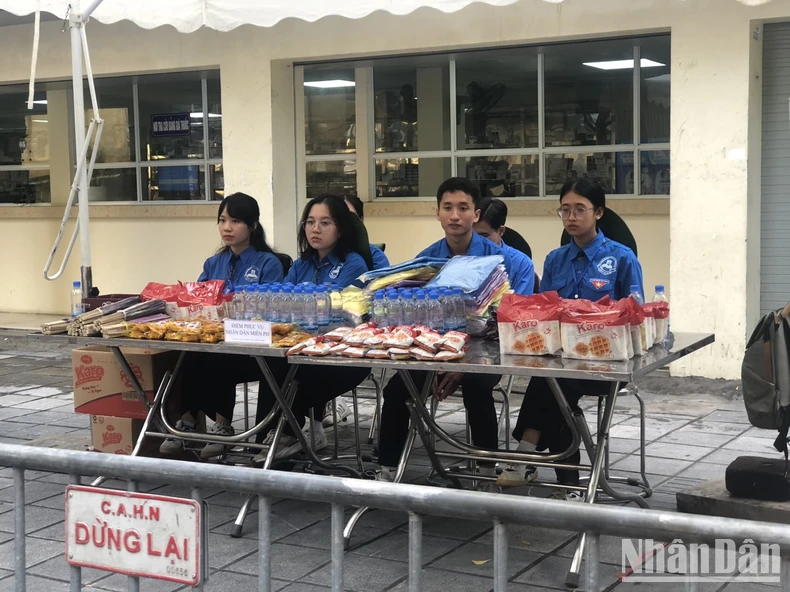 Die Menschen drücken Generalsekretär Nguyen Phu Trong ihren Respekt und ihr Beileid aus. Foto 8