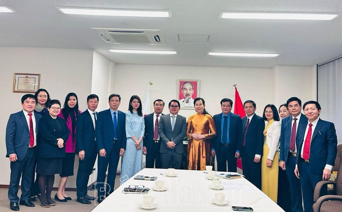省党書記と省人民評議会議長が日本・大阪のベトナム総領事館を訪問し、活動を行った。