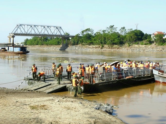 The first dedicated ferry replaces Phong Chau pontoon bridge photo 7