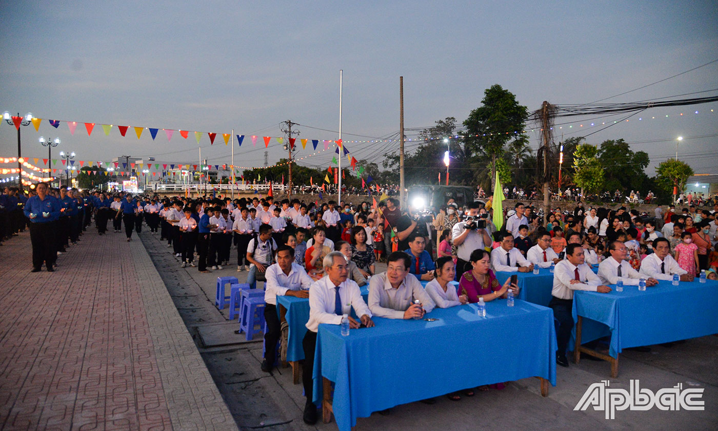 Đại biểu tham dự Lễ hội hoa đăng.