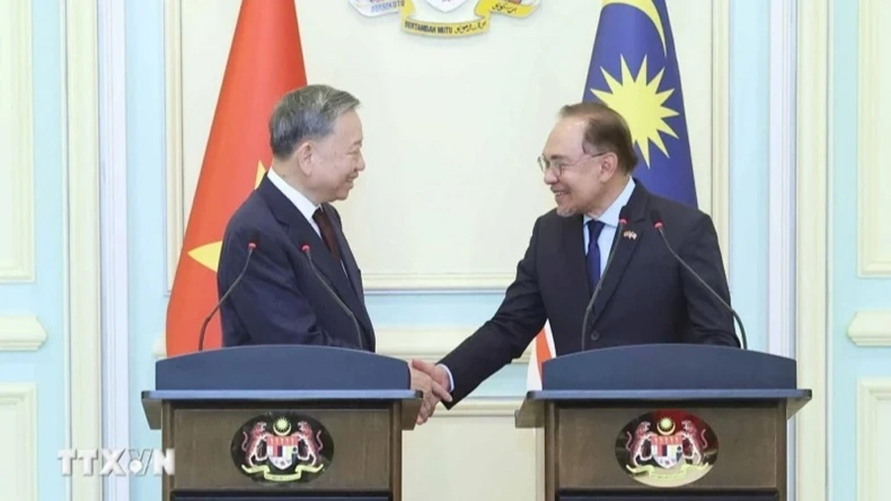 El Secretario General To Lam con el Primer Ministro de Malasia, Anwar Ibrahim, en la conferencia de prensa de la tarde del 21 de noviembre de 2024.