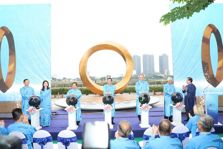 Les délégués exécutent la cérémonie d'annonce du symbole de l'amitié internationale - Photo : VGP/Vu Phong