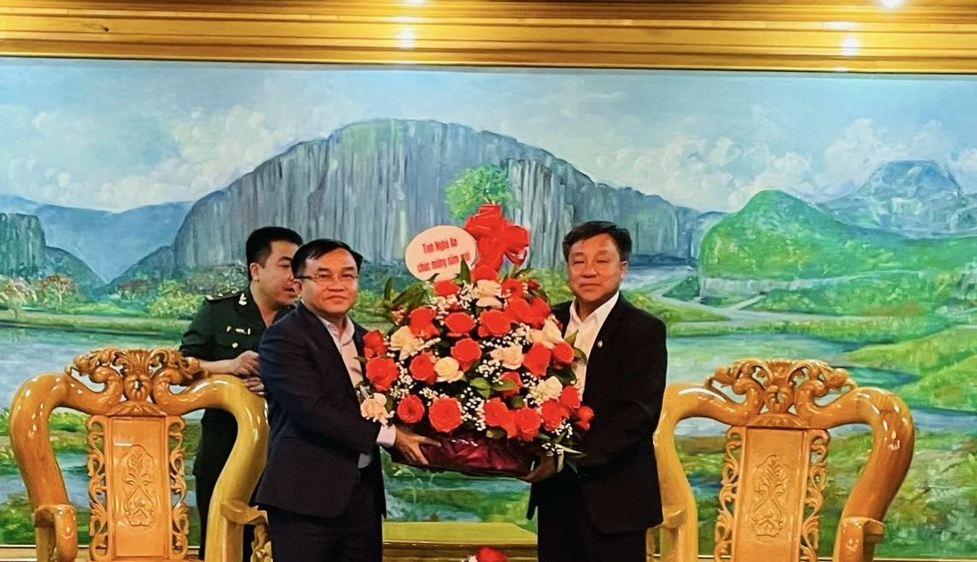 Une délégation de la province de Nghe An a visité et célébré le Bunpimay dans la province de Hua Phan (Laos)