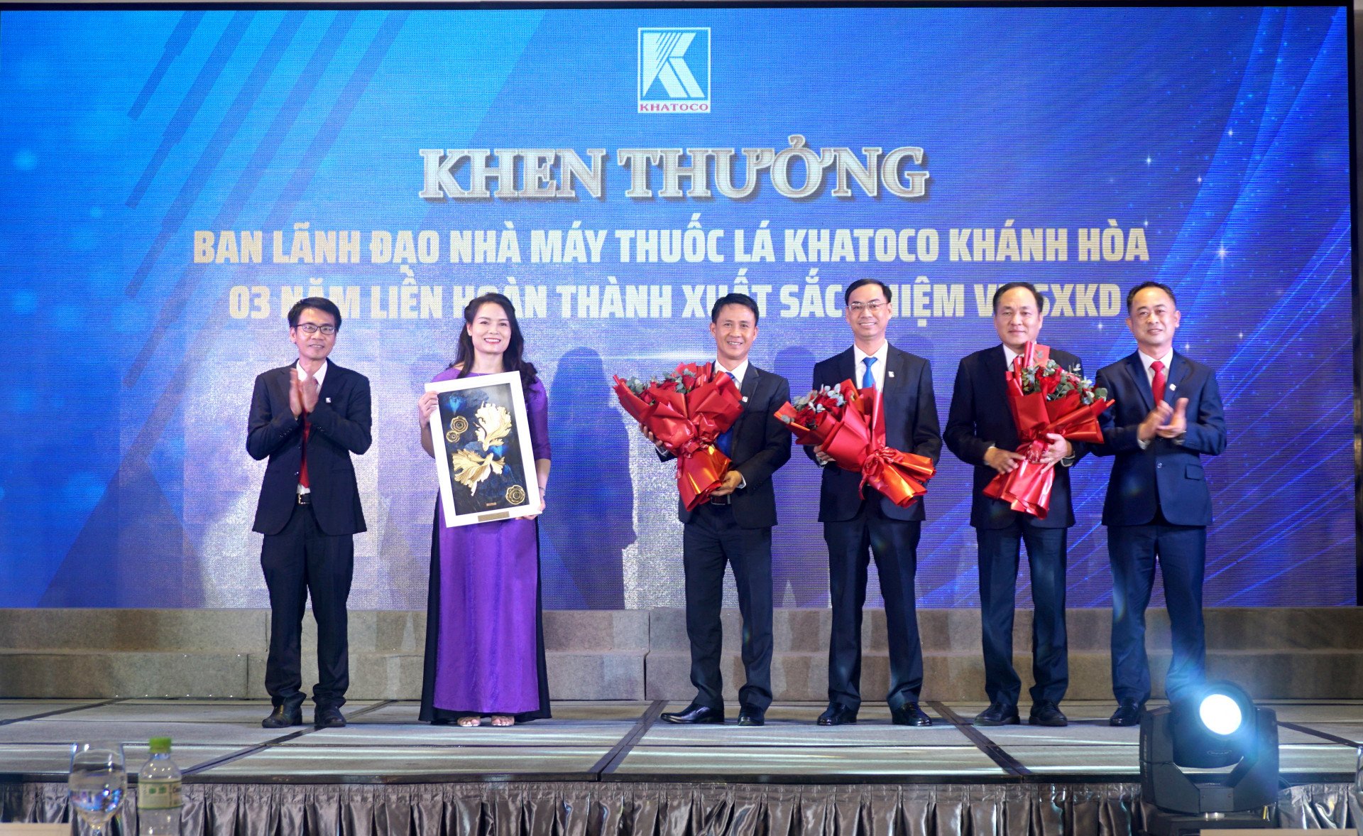 Lãnh đạo Khatoco tuyên dương, khen thưởng Ban lãnh đạo Nhà máy Thuốc lá Khatoco Khánh Hòa
