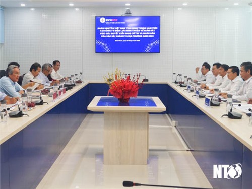 Le Comité du Front de la Patrie du Vietnam de la province supervise le traitement des réponses aux opinions et recommandations des électeurs et du peuple à la compagnie d'électricité de Ninh Thuan.