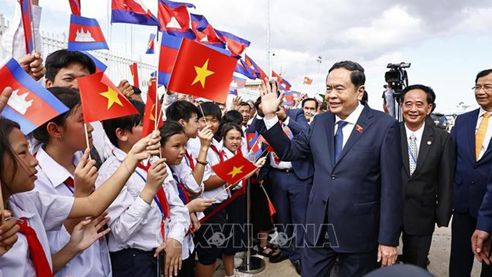 Ceremonia de bienvenida al presidente de la Asamblea Nacional, Tran Thanh Man, en el Aeropuerto Internacional de Pochentong, capital de Phnom Penh.