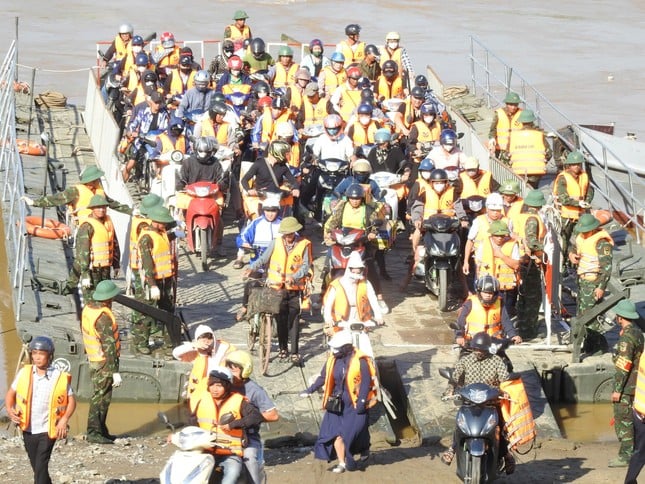 The first dedicated ferry replaces Phong Chau pontoon bridge photo 5