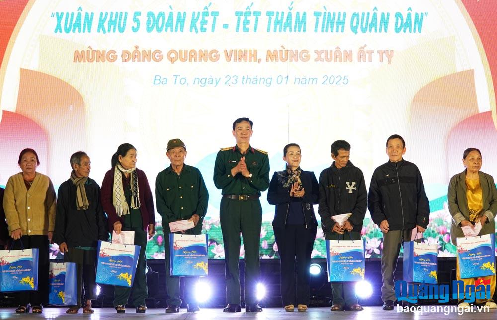 Ngày hội “Xuân khu 5 đoàn kết - Tết thắm tình quân dân” tại huyện Ba Tơ