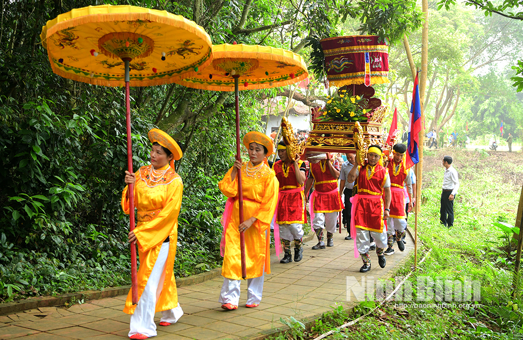 The delegation of the Lao Embassy in Vietnam offered incense at the Temple of Princess Nhoi Hoa