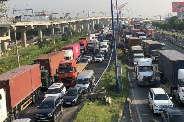 Kilometerlanger Stau am östlichen Tor von Ho-Chi-Minh-Stadt am Vorabend des Tet-Festes