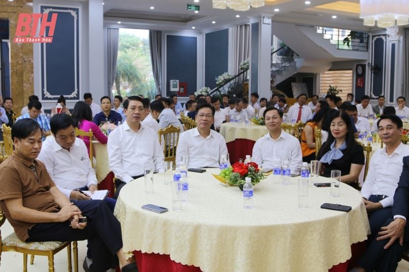 Hoang Hoa district meets and honors typical businesses and entrepreneurs in 2024