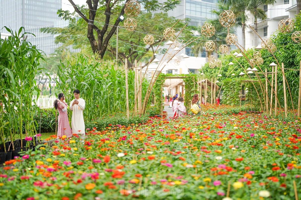 ホーチミン市の「裕福なエリア」にある旧正月の花通りにチェックインするために集まった若者たち（写真11）