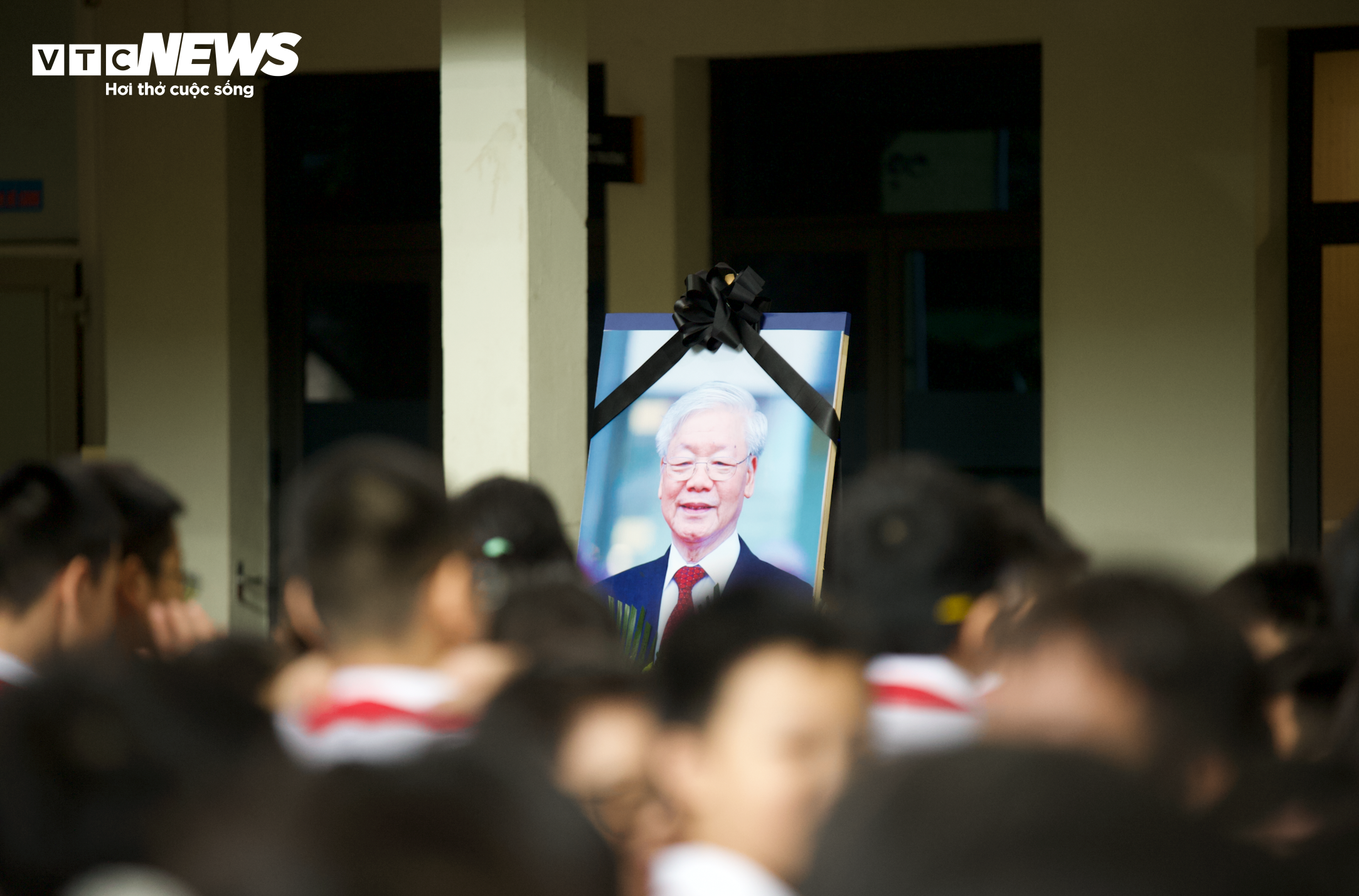 Das Bild von Generalsekretär Nguyen Phu Trong wurde feierlich auf der Bühne aufgestellt.