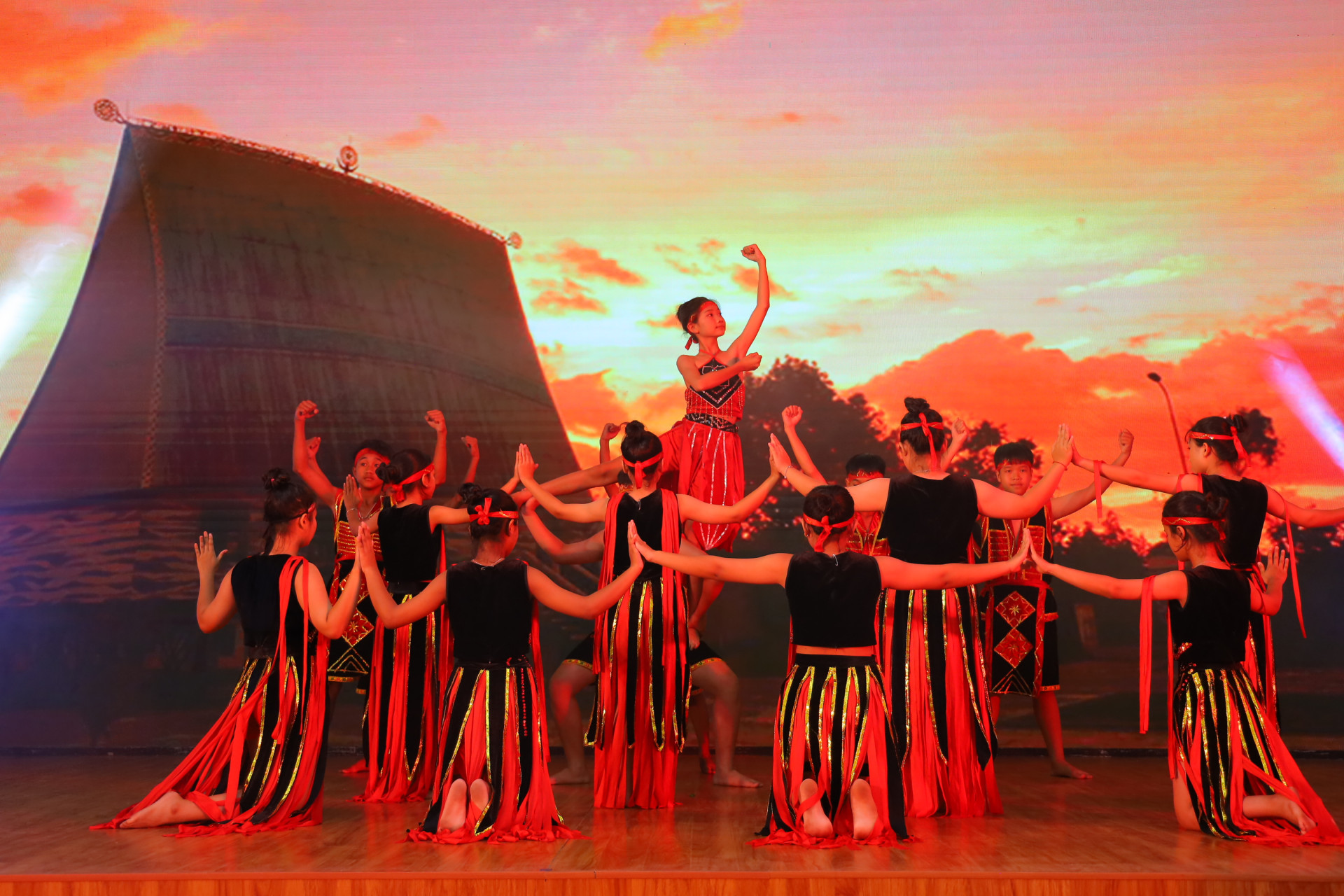 Spectacle de danse « Le son de la grande forêt » dans le cadre du concours de talents de l'équipe de l'école primaire et secondaire de Khanh Trung (district de Khanh Vinh).