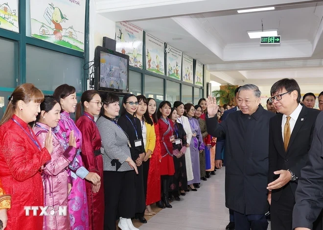 เลขาธิการและประธานโรงเรียนโต ลัม เยี่ยมชมโรงเรียนระดับมัธยมศึกษาหมายเลข 14 ซึ่งตั้งชื่อตามประธานาธิบดีโฮจิมินห์ (ภาพ: ตรี ดุง/VNA)