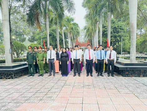 Leaders of Duong Minh Chau district visited the martyrs cemetery