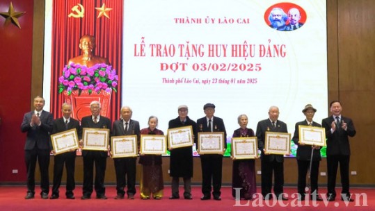 Lao Cai City Party Committee organized the posthumous awarding and awarding of Party Badges on February 3